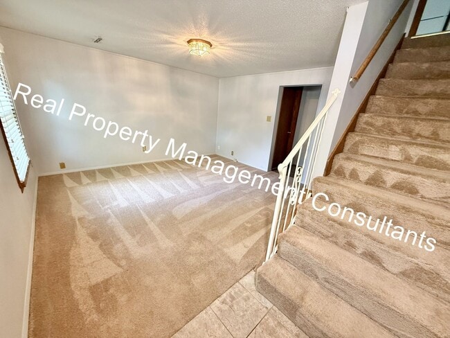 Building Photo - 2 Bedroom, 1.5 Bath Now Available!