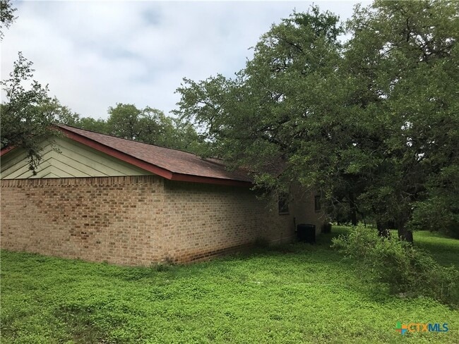 Building Photo - 402 Deerwood Dr