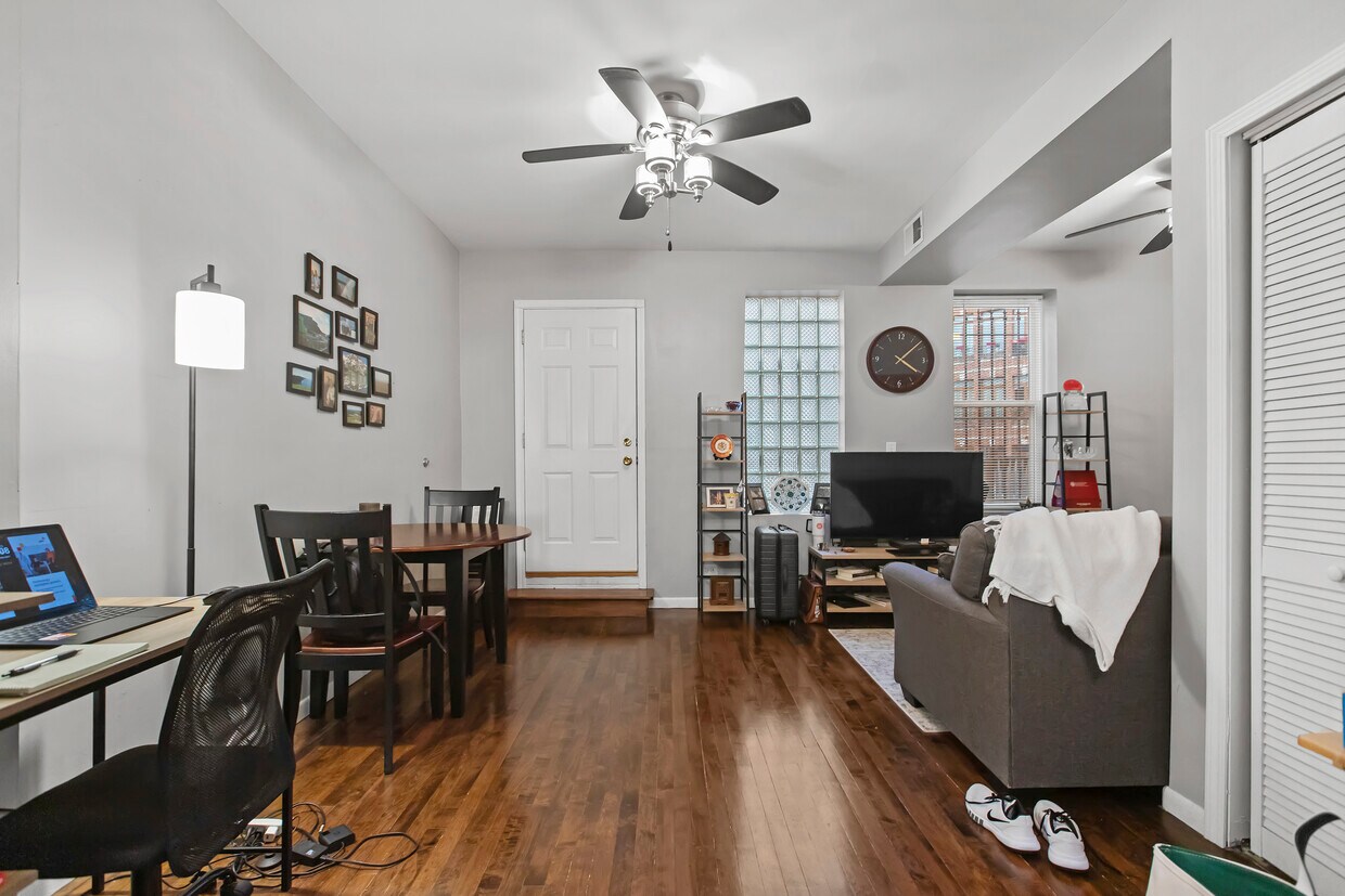 Primary Photo - 2348 W Moffat St