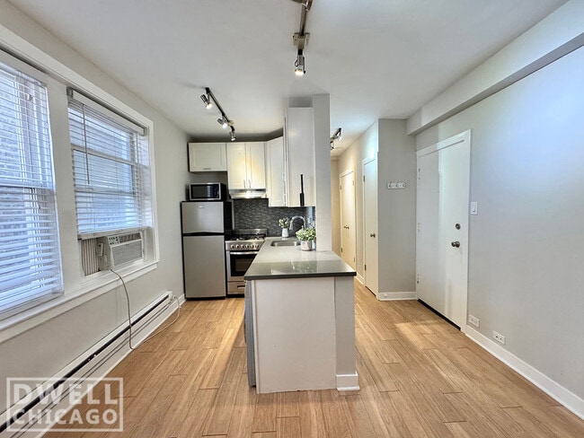 Foto del edificio - 515 W Belmont Ave