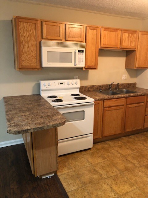 Building Photo - 2231 Forest Lake Dr