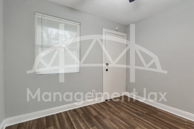 Foto del edificio - 4417 Ken Knight Dr N
