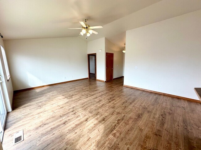 Building Photo - 3 Bedroom Home North of CWU