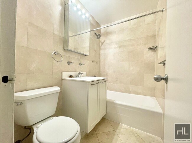 Foto del edificio - 1 Bed, 1 Bath Apartment –Fourth Avenue