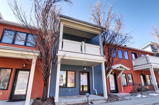 Renovated 1 Bedroom 1 Bathroom Townhome in the Posh Steel Yards Development! Available July 2025 - Renovated 1 Bedroom 1 Bathroom Townhome in the Posh Steel Yards Development! Available July 2025