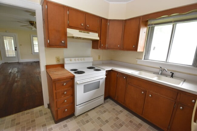 Building Photo - 2 bedroom home close to ND and Roseland