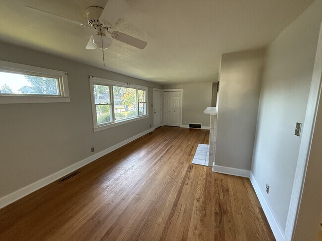 Foto del edificio - 2500 E 3rd St