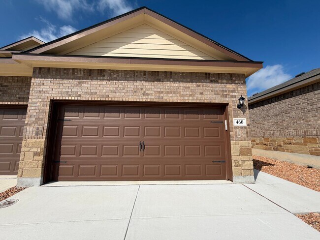 Foto del edificio - Modern 3/2 Townhouse is NBTX