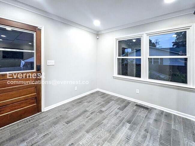 Foto del edificio - 1124 St Clair Rd