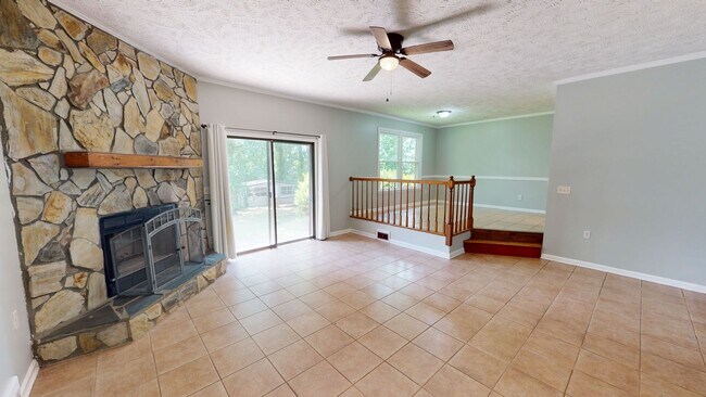 Foto del edificio - Charming 3 bedroom / 2 bathroom home with large fenced backyard near shopping & Fort Bragg!