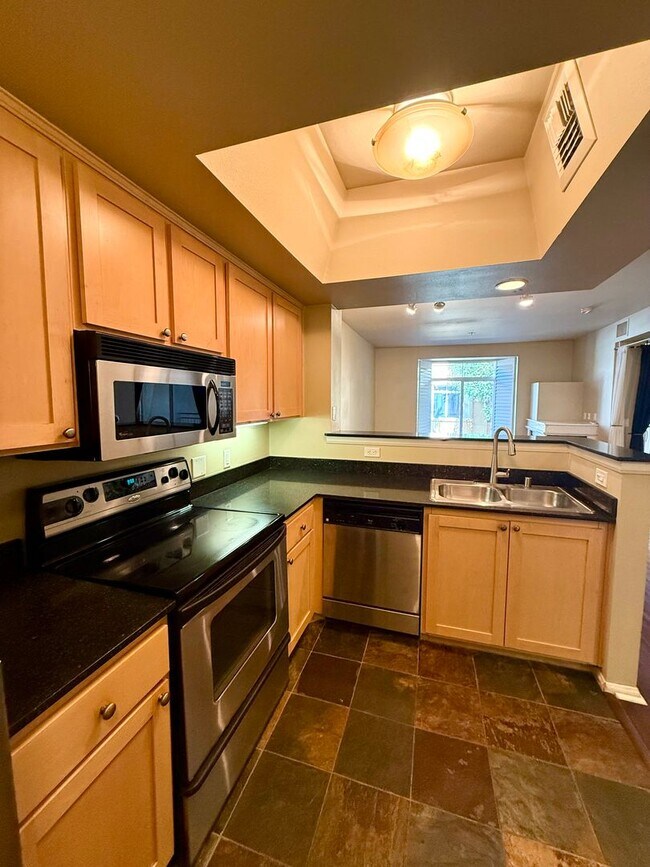 Foto del edificio - Spacious Bankers Hill Studio | In-Unit Laundry | A/C | Fireplace | Pool & Gym | 6-Month Lease
