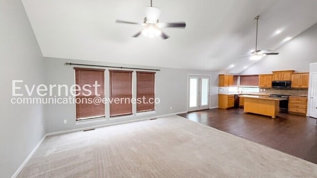 Building Photo - 5 Bed, 3 Bath Home with Fenced Yard & Garage / Pet-Friendly / Available Now!