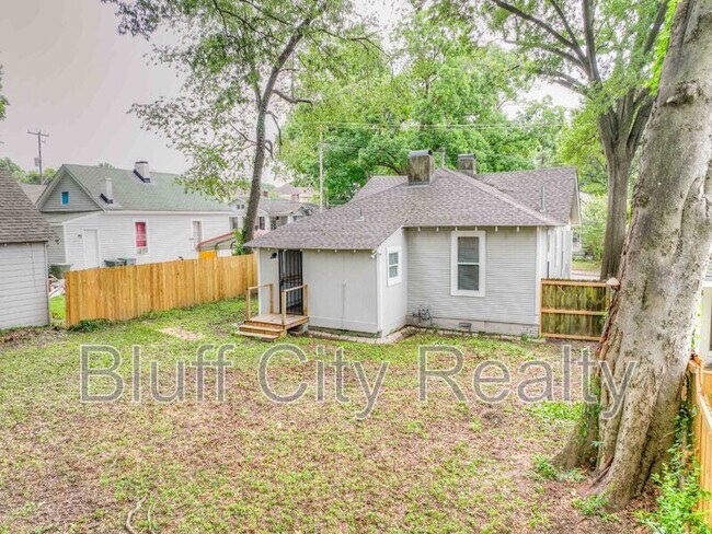 Building Photo - 2536 Yale Ave