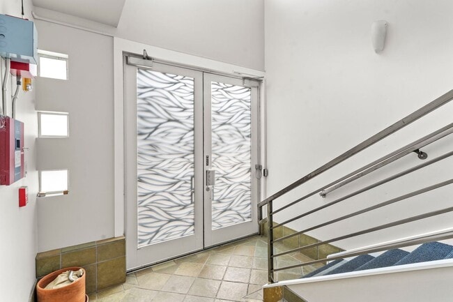 Building Photo - Lovely 2 Bed, 1.5 Bi-Level Hayes Valley Co...