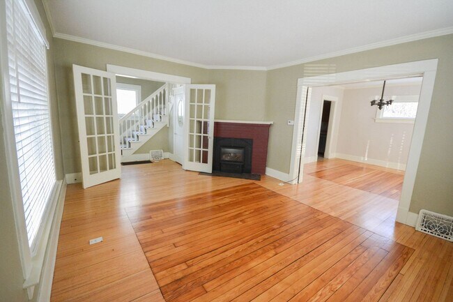 Building Photo - Lovely home in the heart of Kutzky Park!