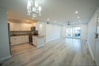 Building Photo - 6231 Bay Club Dr