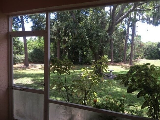 Foto del edificio - Ground floor Condo off Universiy