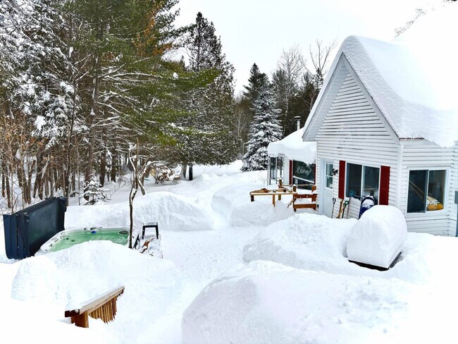 Building Photo - 1540 Chem. Michel