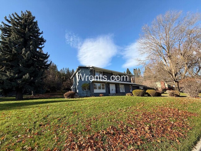 Foto del edificio - Spacious 6-Bedroom Home with Pool & Multiple Fireplaces – Great Northside Location!