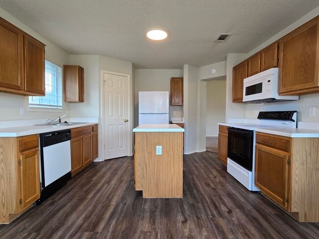 Building Photo - HUD/SECTION 8 ACCEPTED - AVAILABLE NOW!