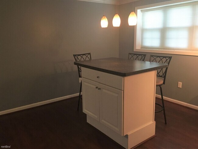 Building Photo - 2 br, 1 bath Townhome - 1535 Marlborough Ct