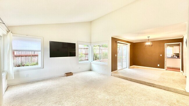 Foto del edificio - Spacious Two-Story Home with Three-Car Att...