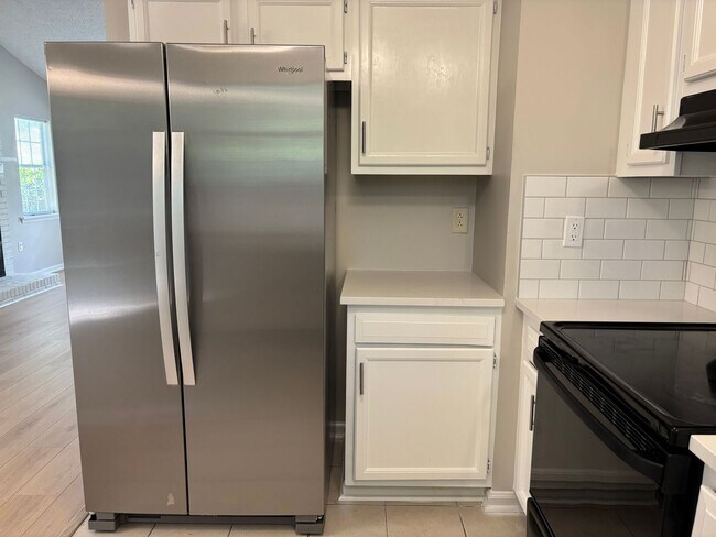 Building Photo - Move-in ready home in Old Oaks!