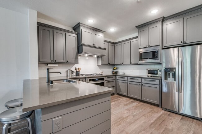 Building Photo - Lovely Las Colinas Townhome
