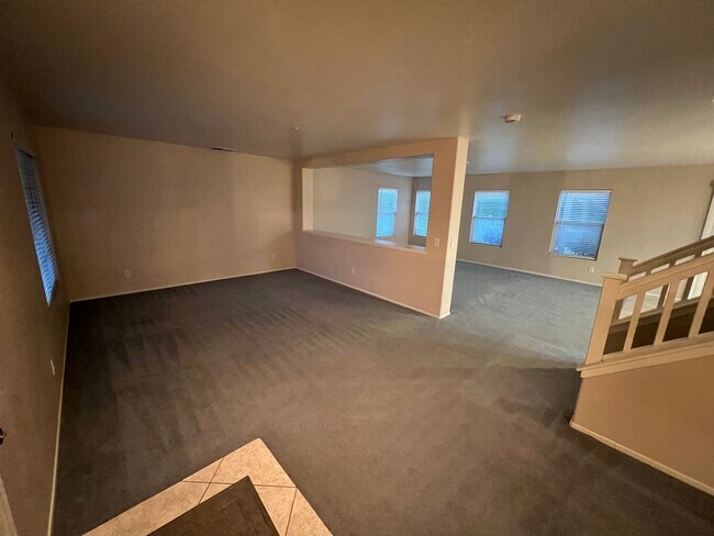 Foto del edificio - Spacious 3-Bedroom Home with Loft, 3-Car Garage & Large Backyard in Desirable South Loma Linda