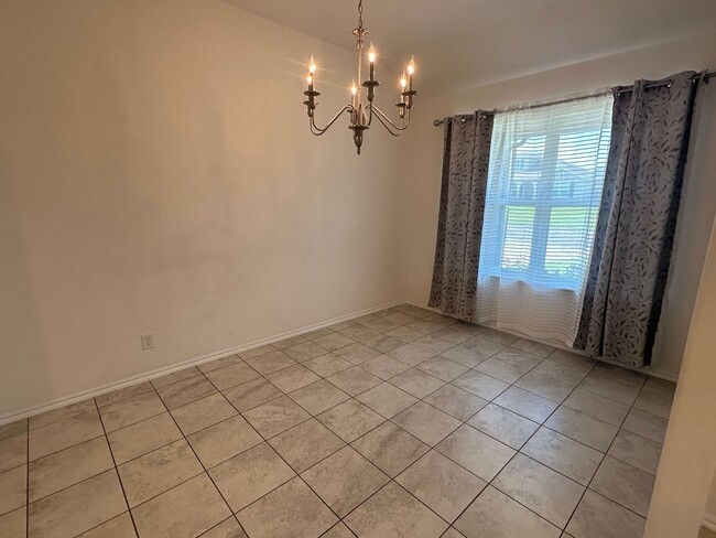 Building Photo - Spacious 3 bed 2 bath with office or 4th b...
