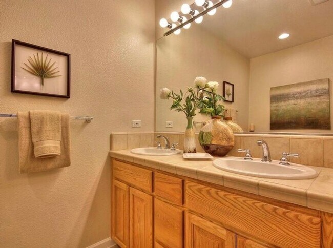 Foto del edificio - UPGRADED TOWNHOME IN RIVERMARK SOUGHT-AFTER WALK-UP SETTING