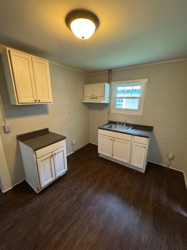 Building Photo - 411 Hadley St SE