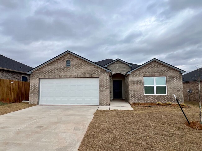 Foto del edificio - Brand New 4 bedroom 2 bath home in Edmond ...