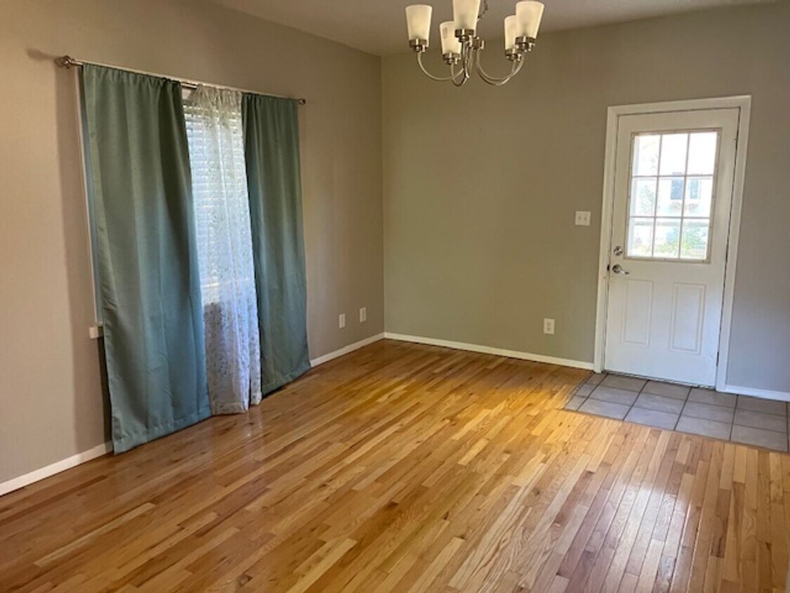 Foto principal - Old Town Updated 3 bed home w detached garage