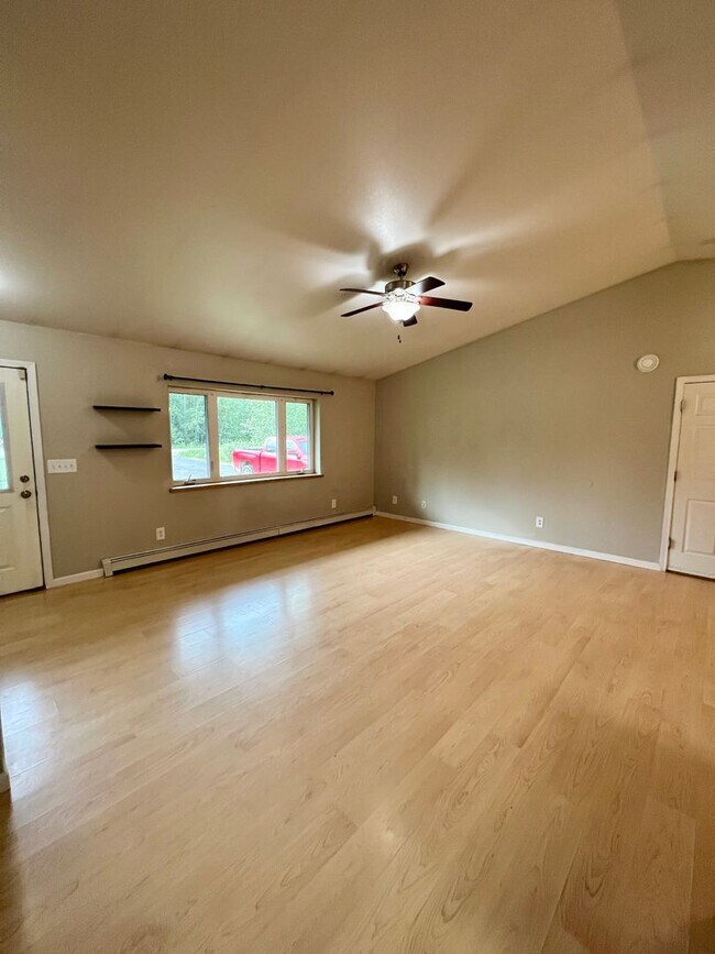 Foto del edificio - 3-Bedroom Home in North Pole / 2 Car Garag...