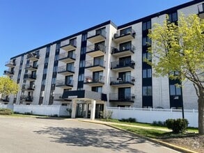 Building Photo - 9118 Elmwood Dr