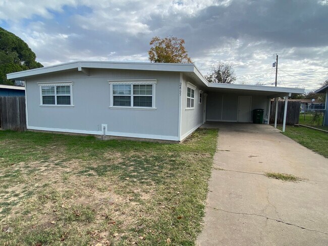 Building Photo - PAY NO SECURITY DEPOSIT! Cozy Three Bedroo...