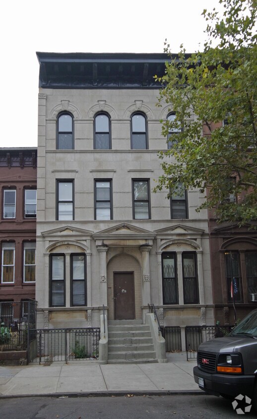 Foto del edificio - 763 Putnam Ave