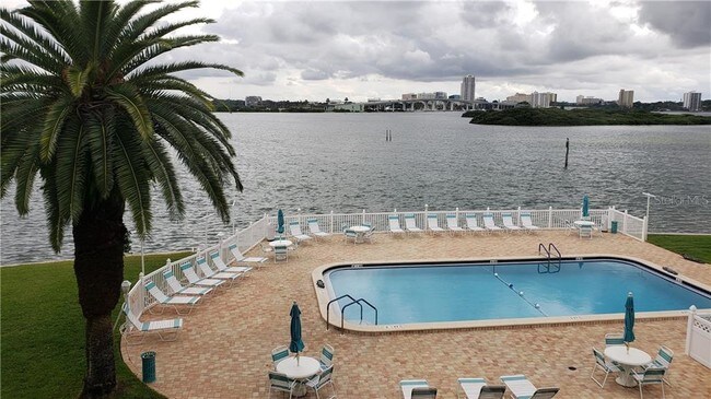 Foto del edificio - 868 Bayway Blvd