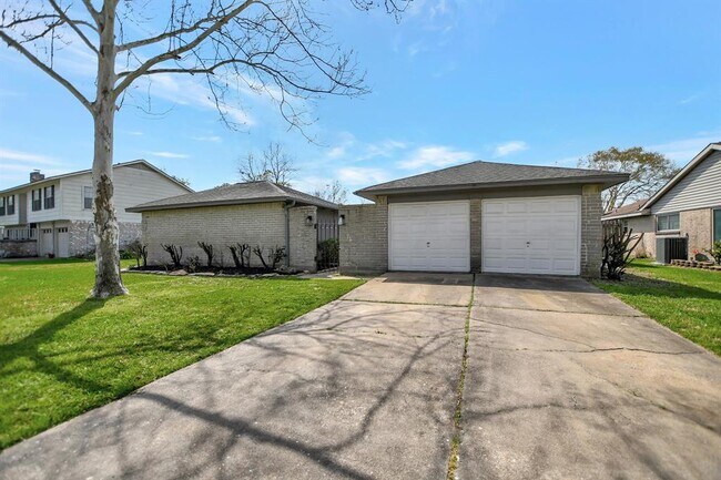Building Photo - 632 E Castle Harbour Dr