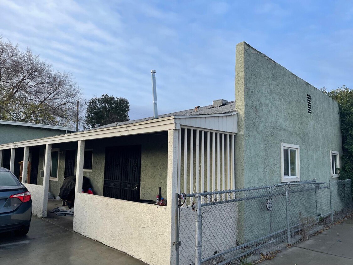 Primary Photo - 321 W Minarets Ave