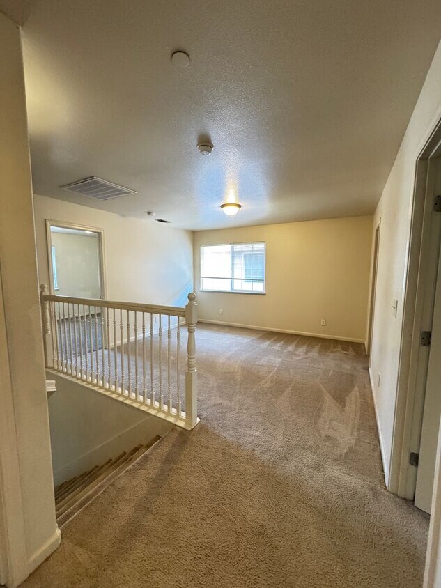 Foto del edificio - 3 bed / 2.5 ba townhouse - Yuba City