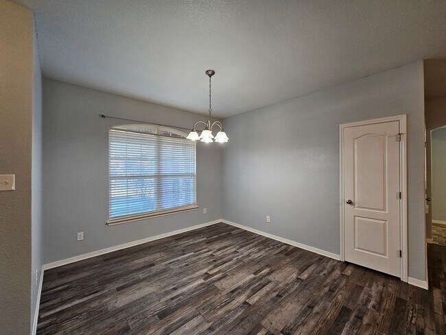 Foto del edificio - AVAILABLE NOW!