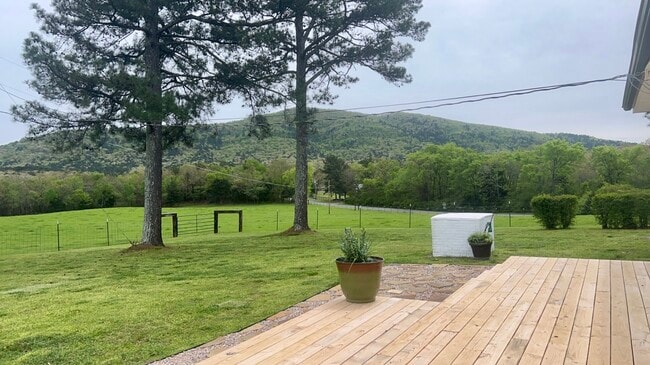 Foto del edificio - 572 Blacksnake Rd