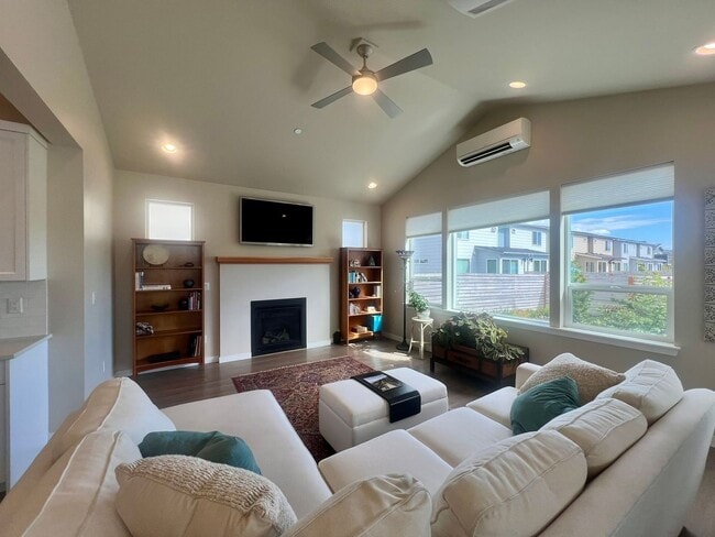 Building Photo - BEAUTIFUL 3Bd 2.5Ba energy efficient home ...