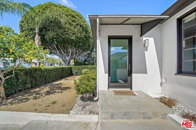 Building Photo - 1132 Greenacre Ave