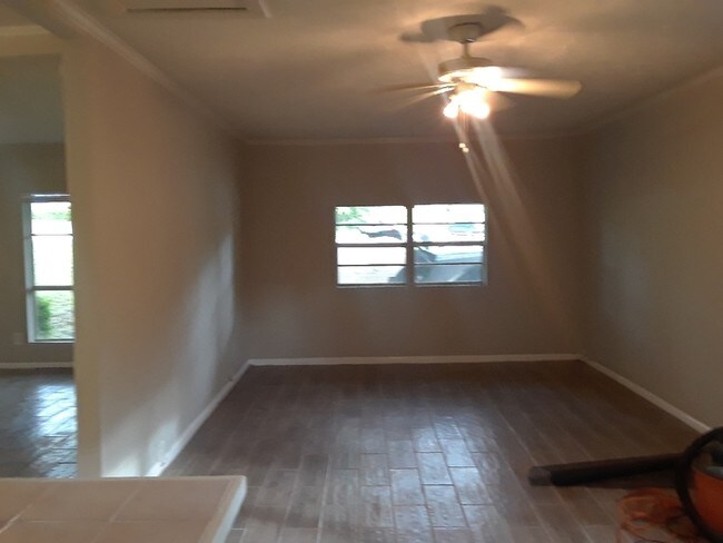 Building Photo - BEAUTIFUL 3 BR 1.5 BATH JONESBORO HOME