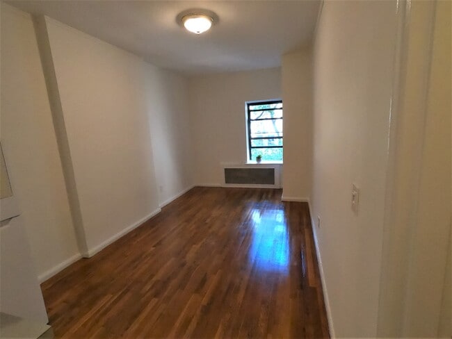 Building Photo - 156 W 95th St