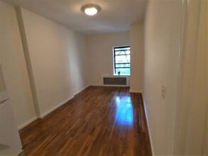 Building Photo - 156 W 95th St