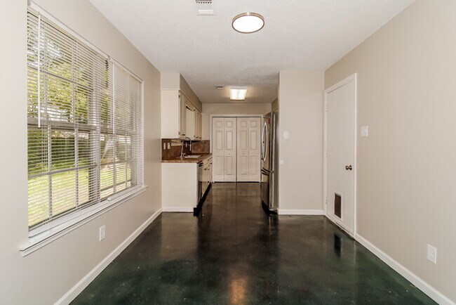 Foto del edificio - 204 Corkwood Dr
